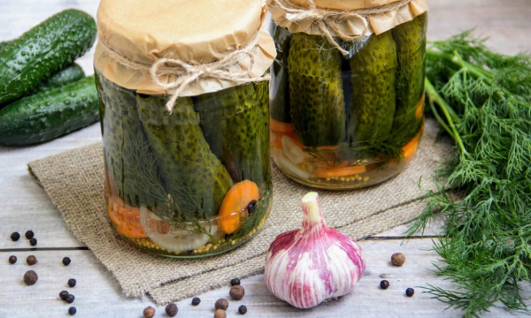 Как замариновать самые вкусные огурцы: гости не только огурчики съедят, но и от маринада ничего не оставят